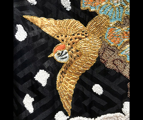 前面：鷲は足で雀を掴んでいる