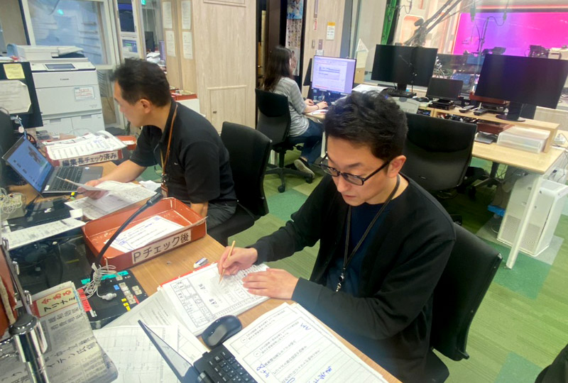 田中編集長と共に、原稿チェック等にも余念なく  