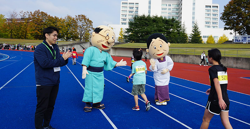 昨年11月の「東北・みやぎ復興マラソン」での活動にも参加しました ©長谷川町子美術館